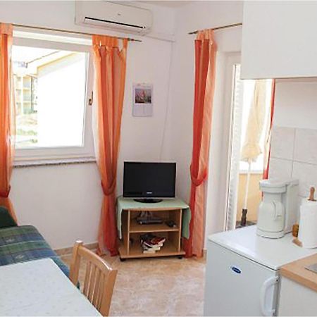 1 Bedroom Beautiful Apartment In Malinska Buitenkant foto