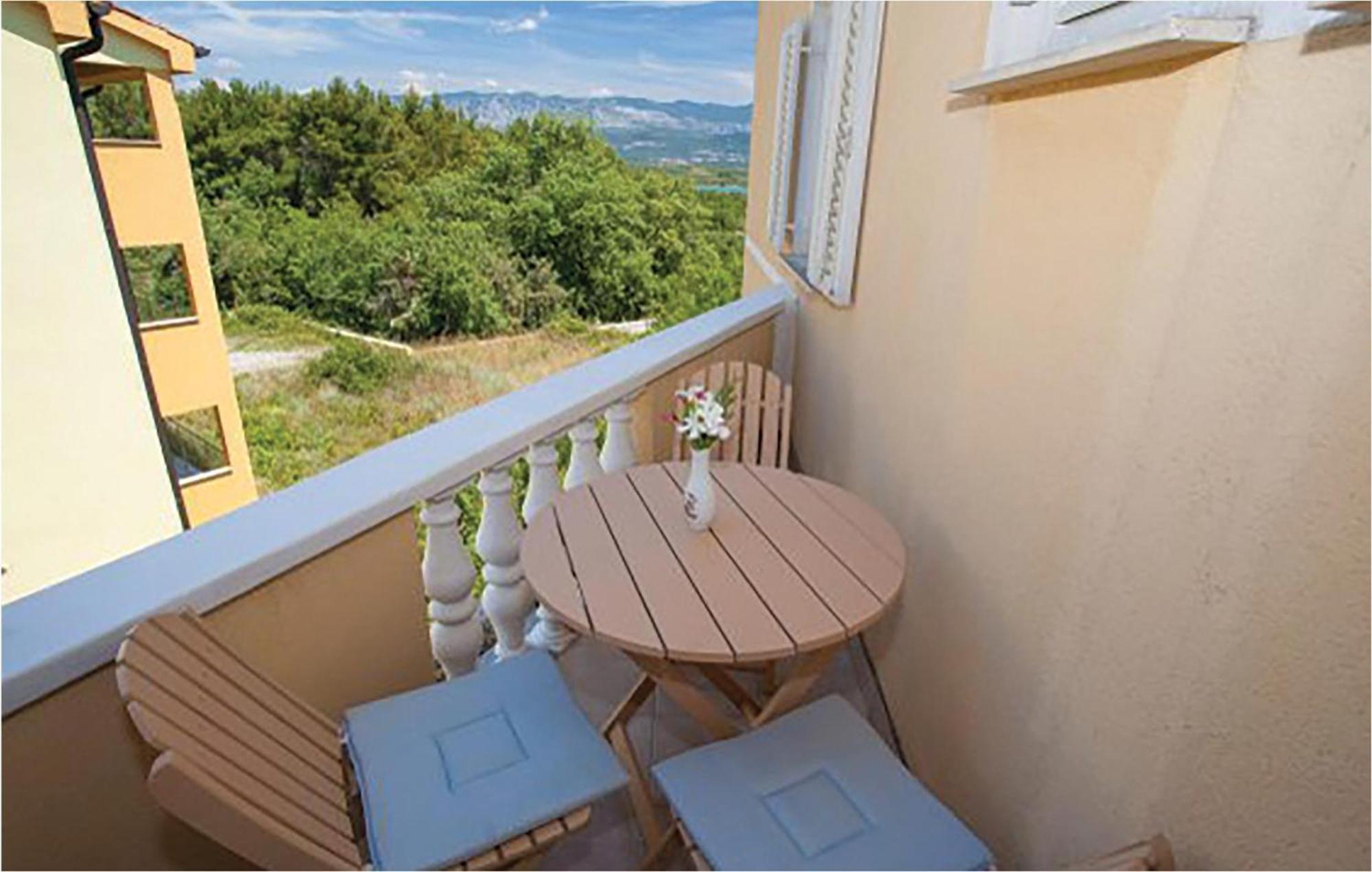 1 Bedroom Beautiful Apartment In Malinska Buitenkant foto