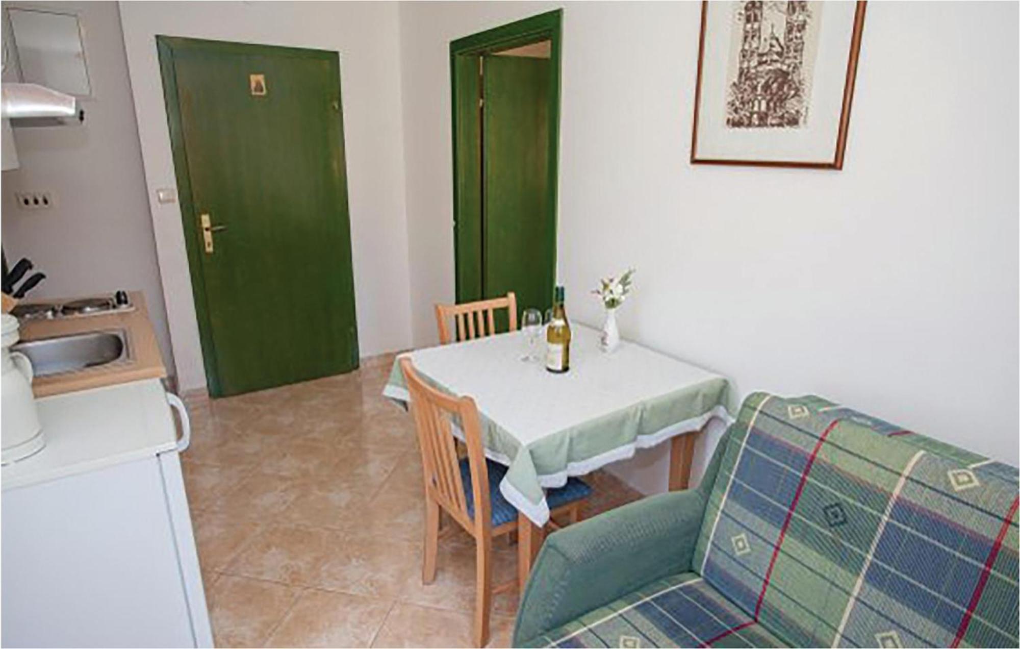 1 Bedroom Beautiful Apartment In Malinska Buitenkant foto