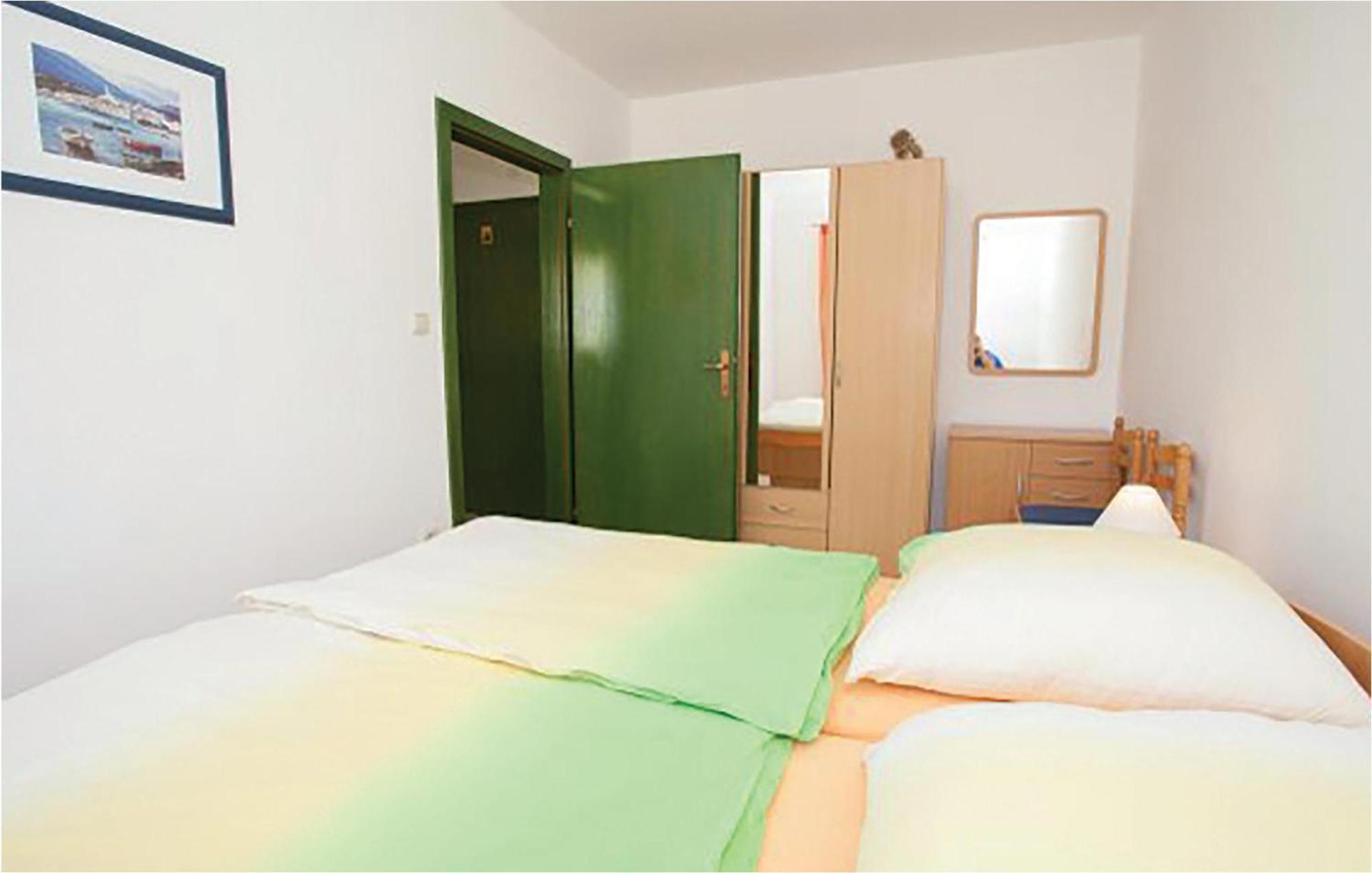 1 Bedroom Beautiful Apartment In Malinska Buitenkant foto
