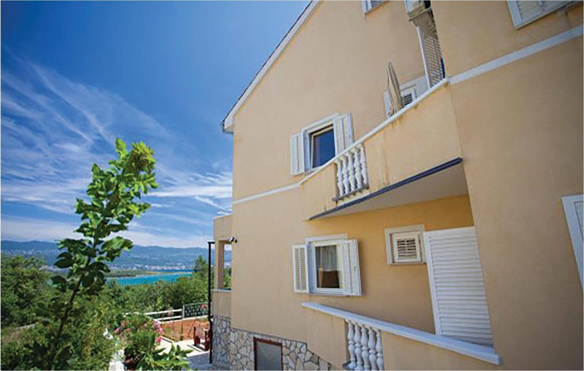 1 Bedroom Beautiful Apartment In Malinska Buitenkant foto