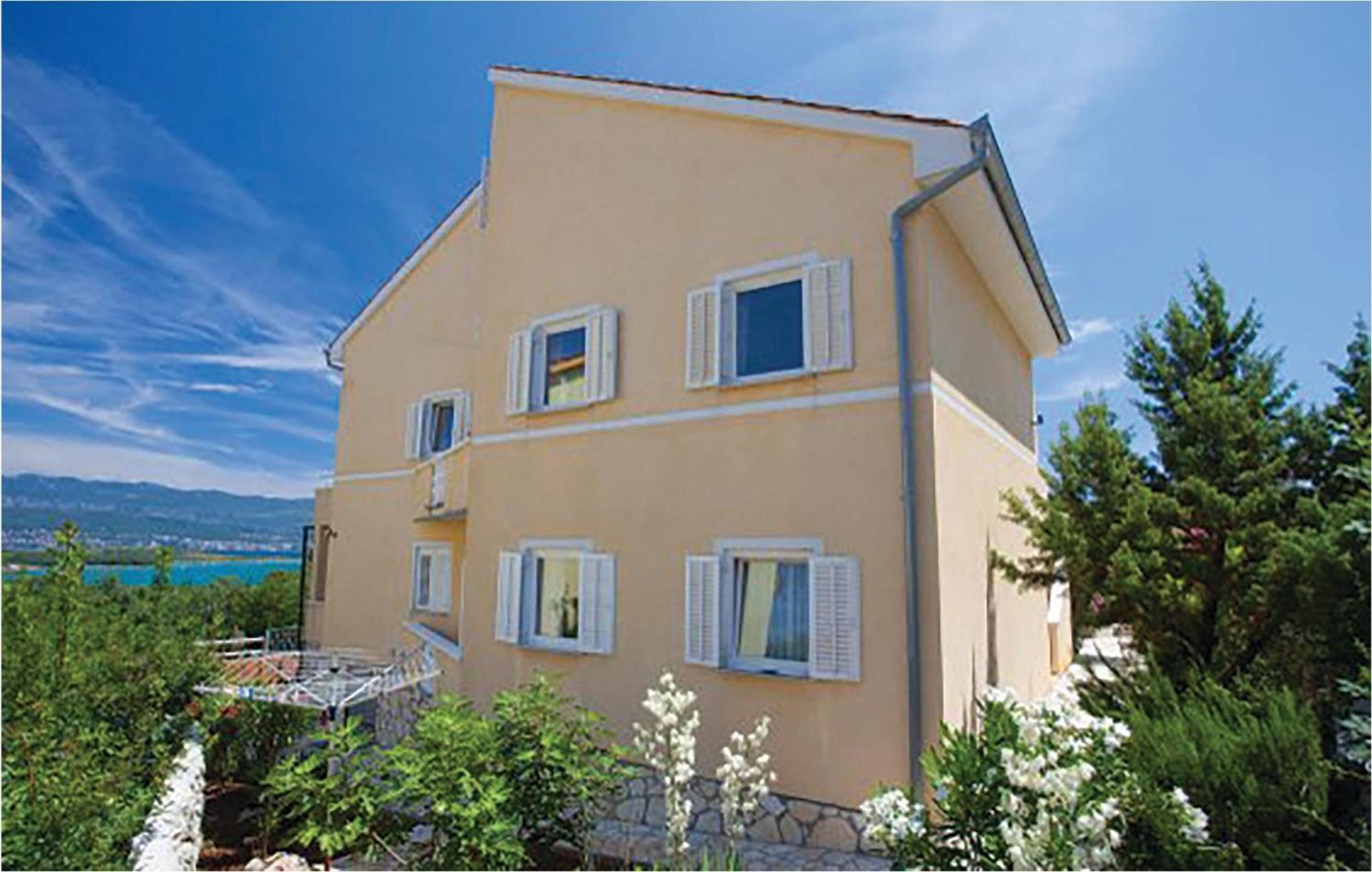 1 Bedroom Beautiful Apartment In Malinska Buitenkant foto