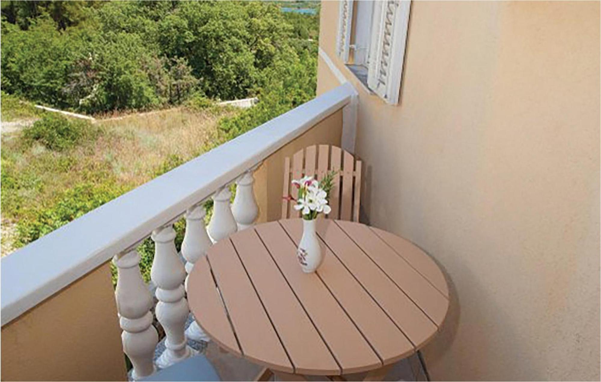 1 Bedroom Beautiful Apartment In Malinska Buitenkant foto