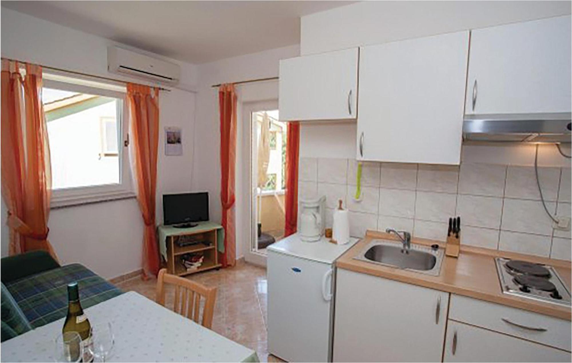 1 Bedroom Beautiful Apartment In Malinska Buitenkant foto